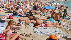 Crowded-Beach-Summer-Vacation-Trip[1]