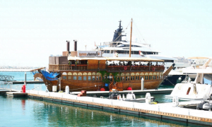Лодката-ресторант Aprons&Hammers, закотвена в Дубай Марина