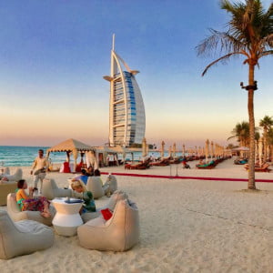 Shimmers на брега на Арабския залив с изглед към Бурж Ал Араб